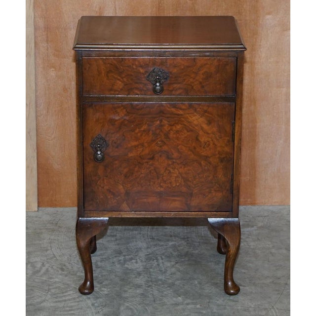 We are is delighted to offer for sale this lovely circa 1930s Burr Walnut Maple & Co bedside or side lamp table which is...