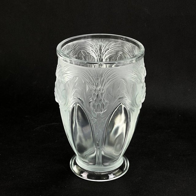 This beautiful lounge box of the 30s is in the style of the streamline modern style of Art Deco. The decorative bonboniere...