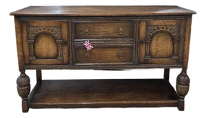 Early 20th Century English Oak Sideboard With Bulbous Front Legs and Potboard Base