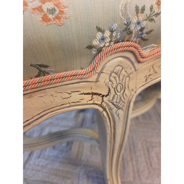 Vintage French Louis XV Style White Painted & Custom Upholstered Window Bench For Sale In Indianapolis - Image 6 of 11