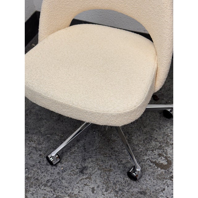 Eero Saarinen for Knoll Executive Office Chair, Pearl Boucle For Sale - Image 9 of 12