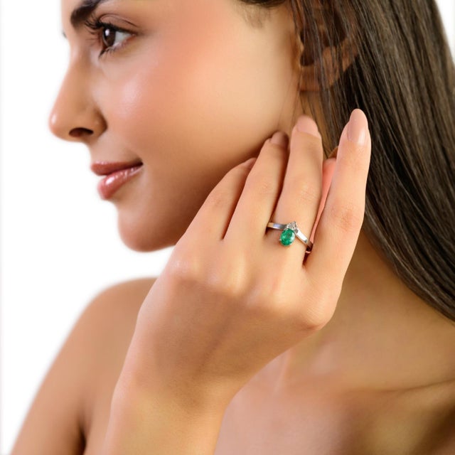 Carat&her 7x5 Mm Oval Cut Emerald & Diamond Sterling Silver Crown Midi Ring - Ring 7 For Sale - Image 4 of 12