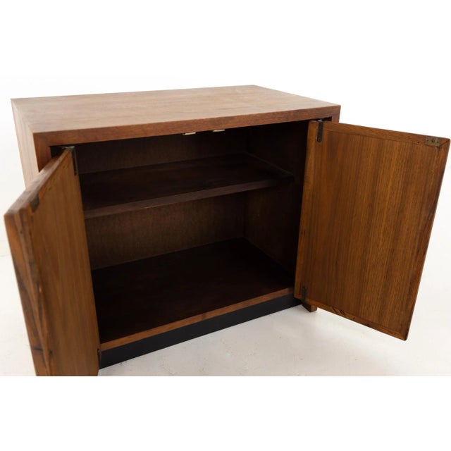 Dillingham Mid Century Pecky Cypress Nightstands - Pair For Sale - Image 9 of 13