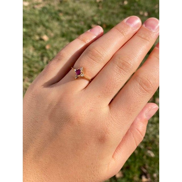 Tres Avineda: Oval Ruby and Natural Diamond Ring in Yellow Gold For Sale - Image 11 of 11