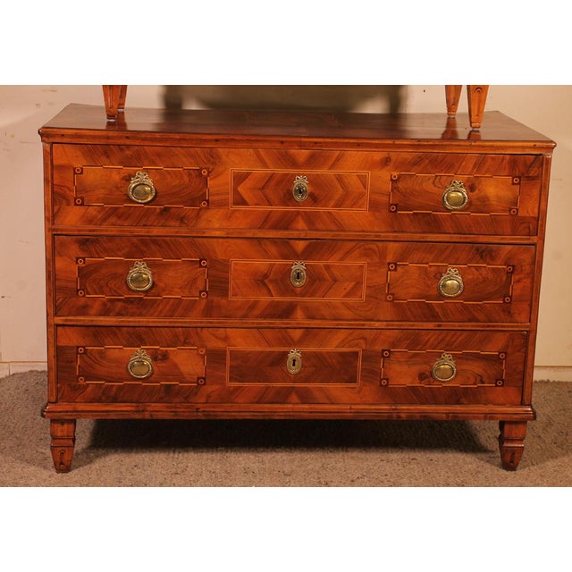 Superb and rare Italian cabinet of the 18th century in walnut Very beautiful piece of furniture in two parts in walnut...