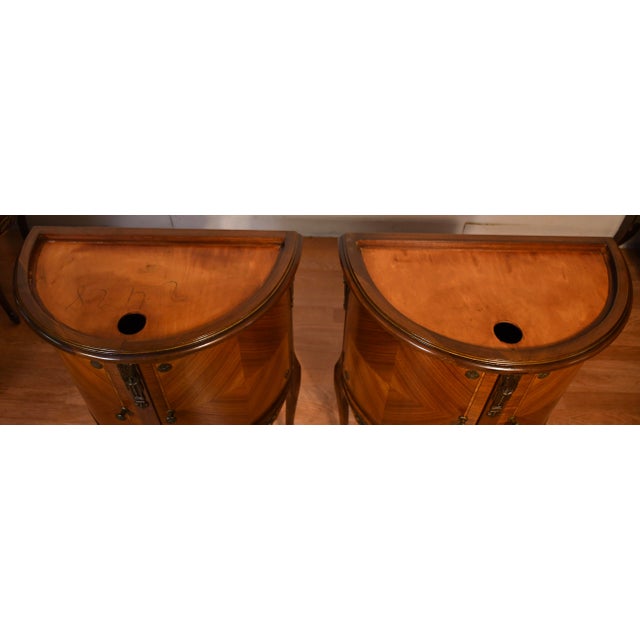 1930s French Louis XV Satinwood & Marble Top Pair Nightstands / Bedside Tables For Sale - Image 10 of 10
