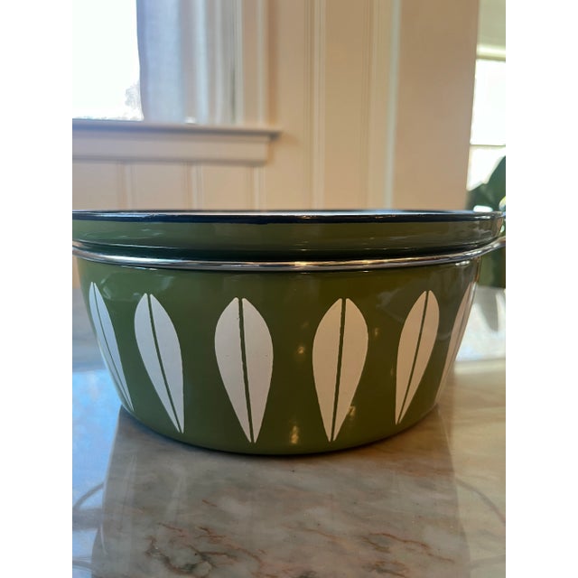 Avocado 1960s Cathrineholm Mid-Century Lotus Pattern in White on Avocado Enamelware Casserole With Lid For Sale - Image 8 of 11