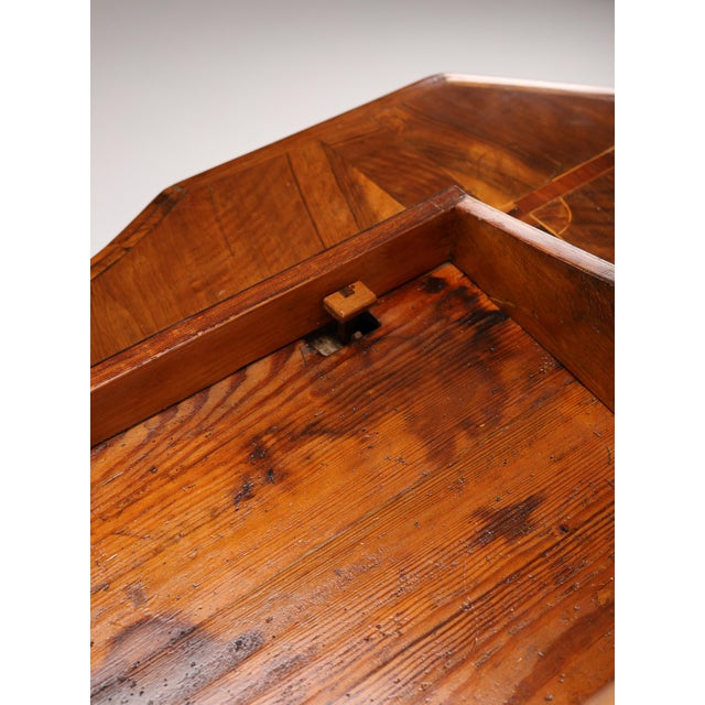 Baroque Chest of Drawers in Walnut, 1760 For Sale - Image 9 of 15