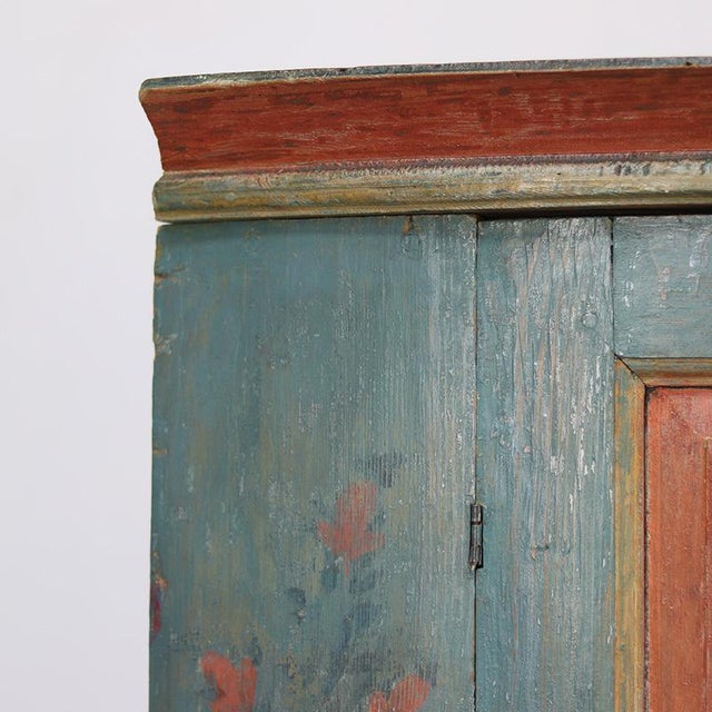 This beautiful Swedish corner cabinet from 1840 is crafted from pine and still features its original decorative paint....