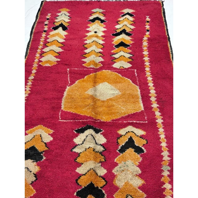 Mid Century Moroccan Rug 4'7" X 8’5” For Sale In New York - Image 6 of 8