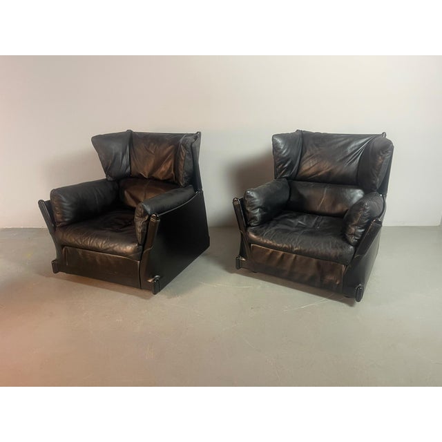 Mid-Century Modern Viola dAmore Lounge Chairs in Dolphin Grey Leather with Hocker by Piero De Martini from Cassina, Italy, 1970s, Set of 2 For Sale - Image 3 of 18