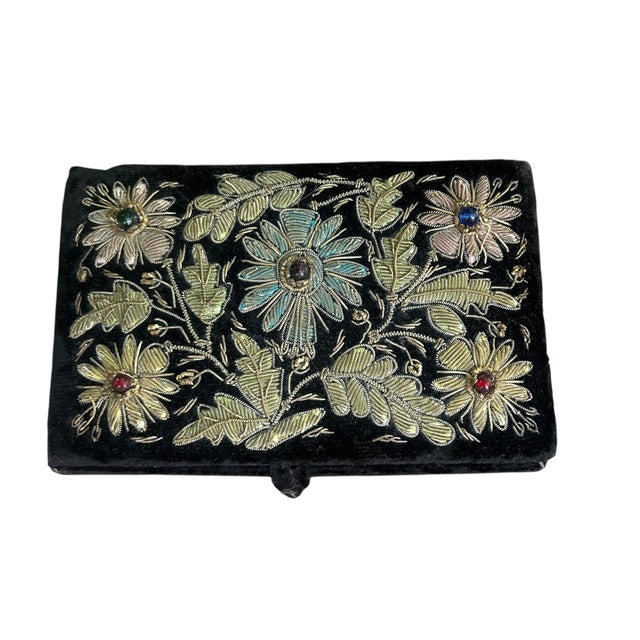 Early 20th Century Vintage Zardozi Embroidered Floral Jewelry Trinket Box For Sale In Sacramento - Image 6 of 10