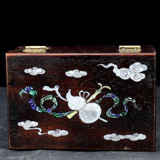 Brown 1980s Hardwood Jewelry Box With Mother of Pearl Inlay & Brass Lock, Chinoiserie Keepsake Box For Sale - Image 8 of 9