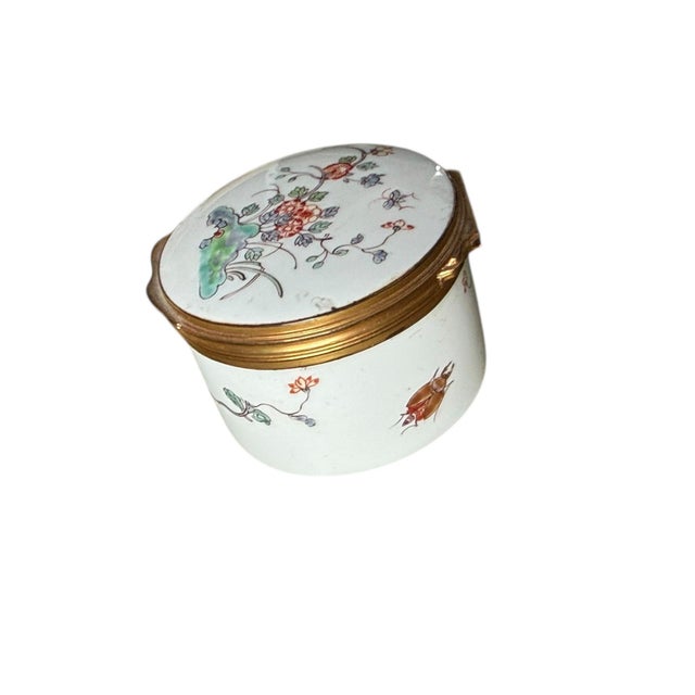 18th Century Chantilly Kakiemon Circular Soft Paste Snuff Box, Circa 1745 For Sale - Image 5 of 10