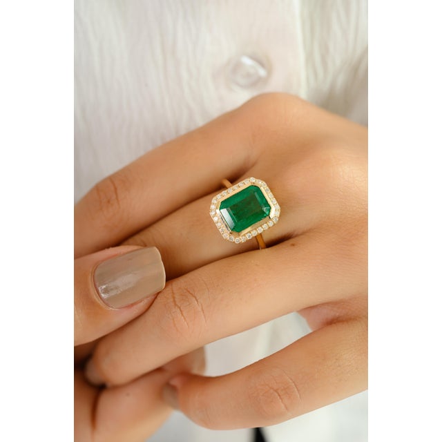 Green Chic Halo Diamond Emerald Bridal Ring in 14k Gold Size 6 For Sale - Image 8 of 12