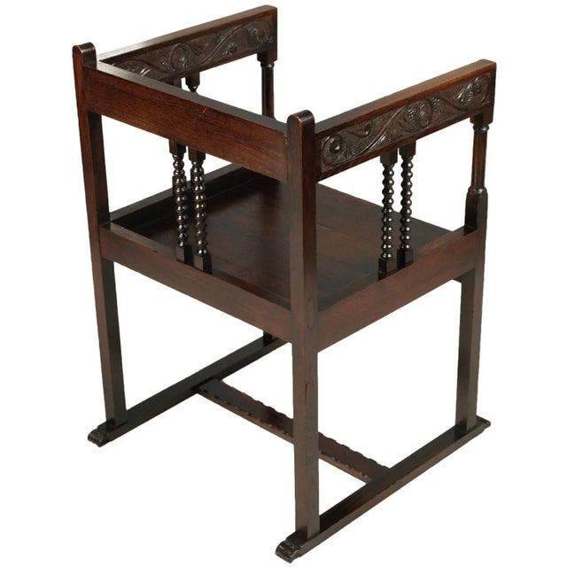- 18th century Italian square chair - In turned and hand-carved walnut - Made in the Renaissance style