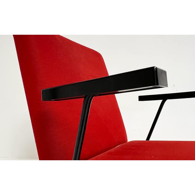 An iconic design from 1954 and still extremely popular! This is the Gispen 1407 chair. Can be recognized by the metal back...