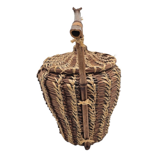 Vintage Alaskan Pine Needle Basket by Jennifer Kelly – Pipaluk Designs Native American Handwoven Vessel For Sale - Image 4 of 10