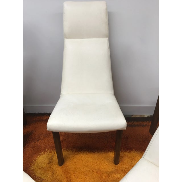 United Furniture Corporation Set of 5 Mid Century Modern High Back Dining Chairs | Adrian Pearsall Style Upholstered White Chairs | Vintage MCM Dining Room Seating For Sale - Image 4 of 12