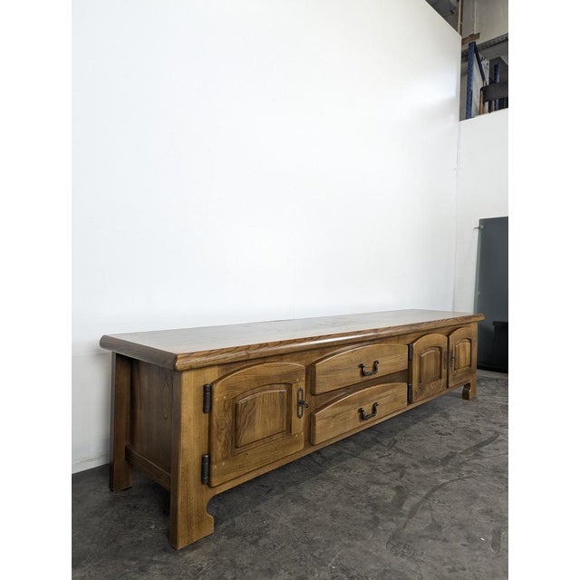 Large Low Sideboard in Oak, in Very Good conditions.