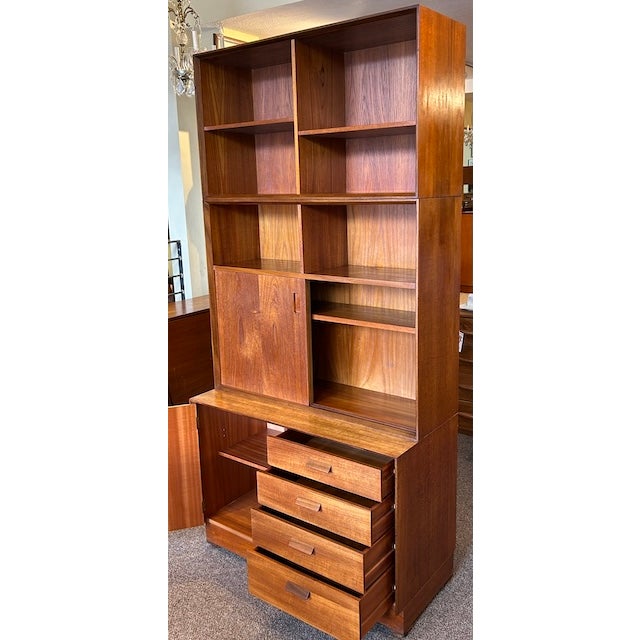 Mid Century Modern Teak Three Tier Bookcase / Cabinet c.1960 For Sale In San Francisco - Image 6 of 8