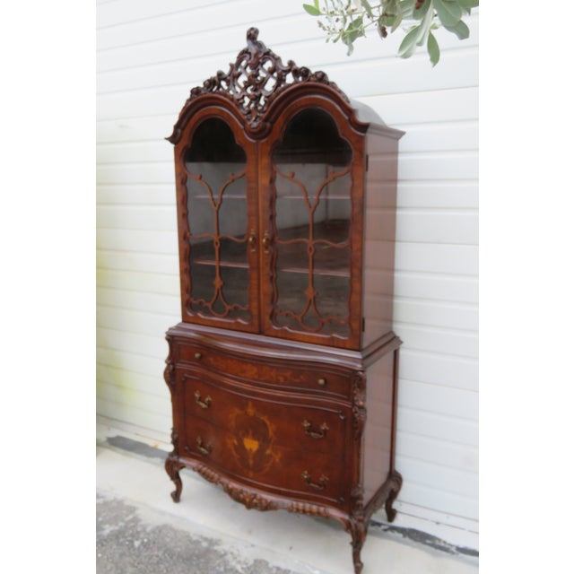 Traditional Early 1900s Homer Bros Tall Carved Inlay China Display Cabinet Cupboard 6136 For Sale - Image 3 of 18