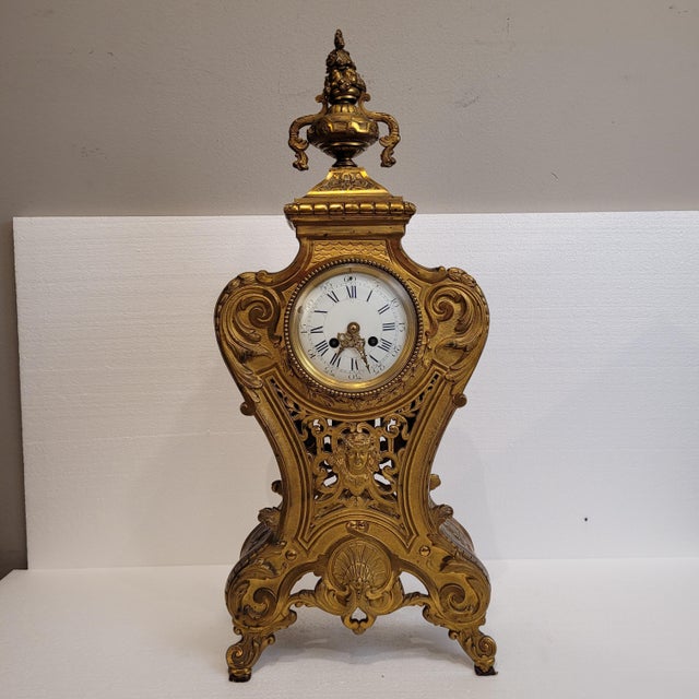 Louis XV Table Clock in Ormolú and Crystal, France For Sale - Image 3 of 18
