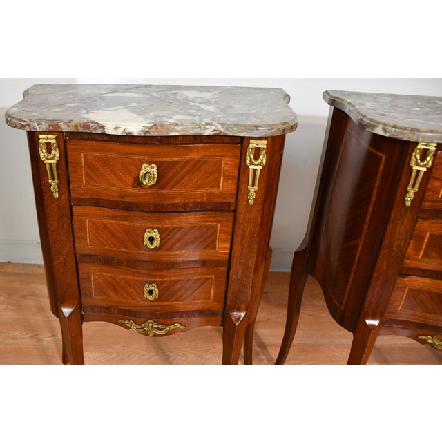 1900 - 1909 1900 Pair French Louis XV Walnut Satinwood Marble Top Nightstands Bedside Tables For Sale - Image 5 of 18