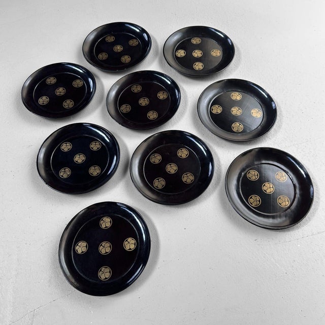 Lacquer Serving Plates with Gold Floral Kamon, 1900s, Set of 9 For Sale - Image 14 of 14