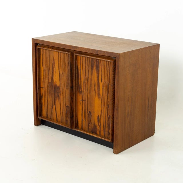 Dillingham Mid Century Pecky Cypress Nightstands - Pair For Sale In Chicago - Image 6 of 13