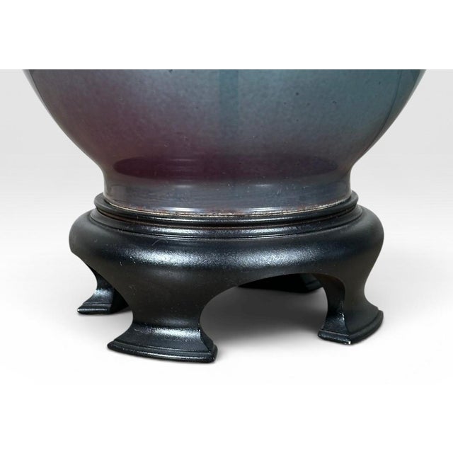 Late 20th Century Vintage Hollywood Regency Ombre Ceramic Ginger Jar Table Lamp With Navy Pleated Shade For Sale - Image 5 of 11