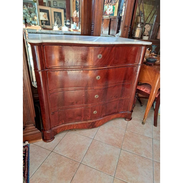 Late/Posthumous Louis Philippe (1850 - 1875) Louis Philippe chest of drawers in mahogany feather – marble top, mid-19th...