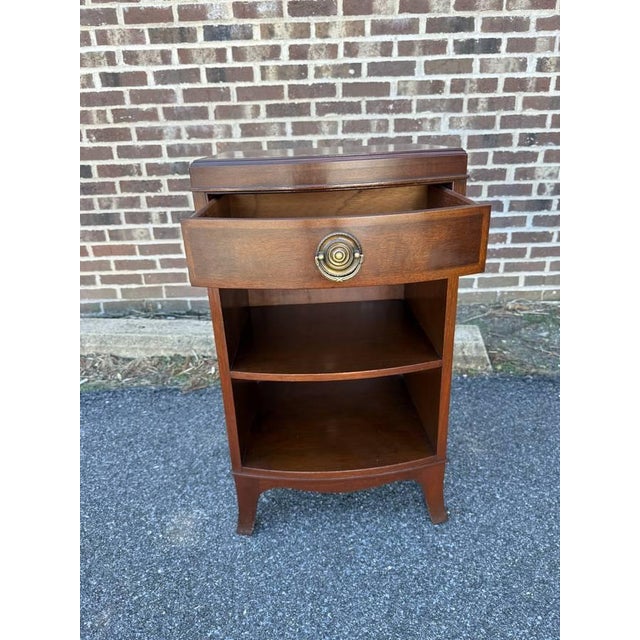 Mid 20th Century Pair of Frederal Style Bowfront Mahogany 1 Drawer Nightstands by Rway Furniture For Sale - Image 9 of 17