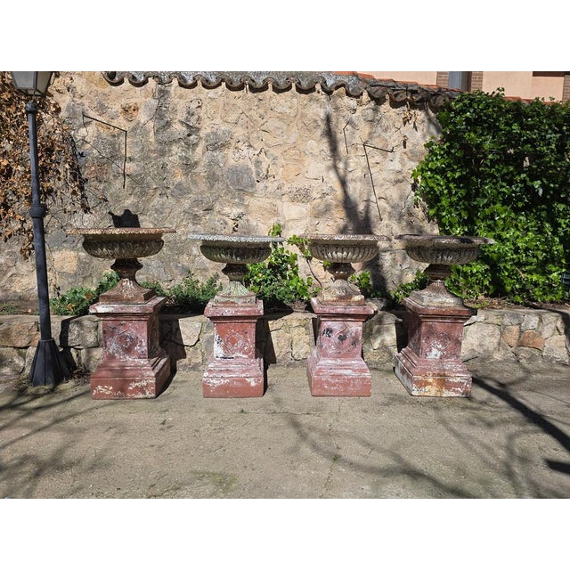 Large French Garden Urns in Cast Iron with Terracotta, 1840s, Set of 2 For Sale - Image 3 of 11