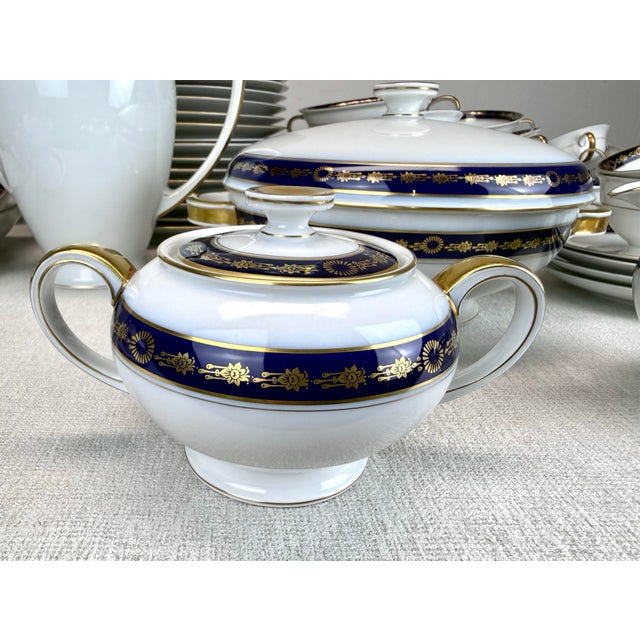 1940’s Rosenthal Winifred v Porcelain 118 Piece Dinnerware Serverware Set White, Gold, Cobalt Blue For Sale - Image 9 of 12