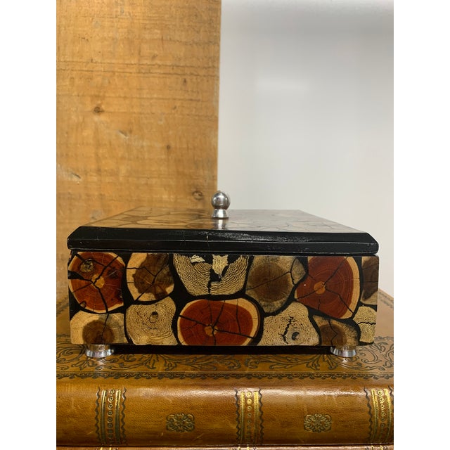 Late 20th Century Lacquered Wooden Lidded Box With Inlaid Exotic Tree Ring Veneer For Sale In Dallas - Image 6 of 8