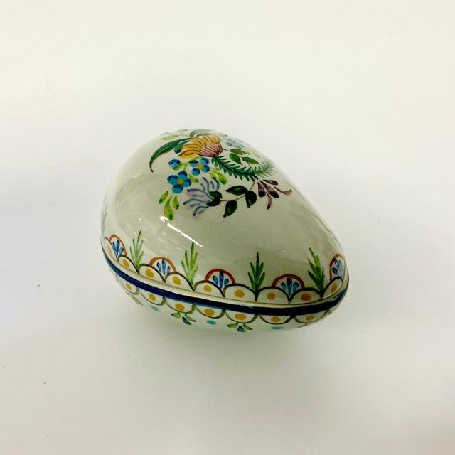 Art Nouveau -1950s Vintage Mediterranean Portuguese Art Nouveau Hand-Painted Porcelain Egg Trinket Box For Sale - Image 3 of 10