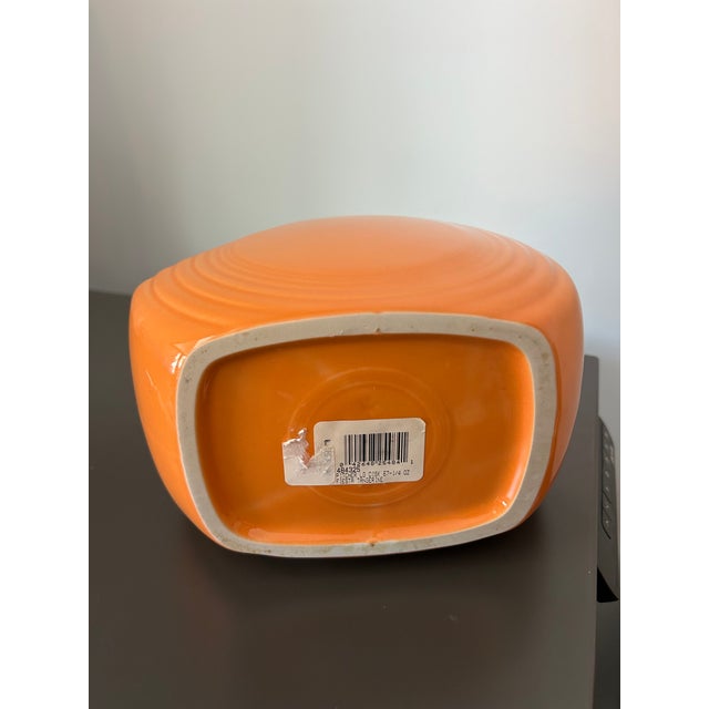 Fiesta Large Disk Pitcher Tangerine Retired Color – Homer Laughlin Usa Vitrified China 67 1/4 Oz Mid-Century Style Serveware For Sale - Image 13 of 14