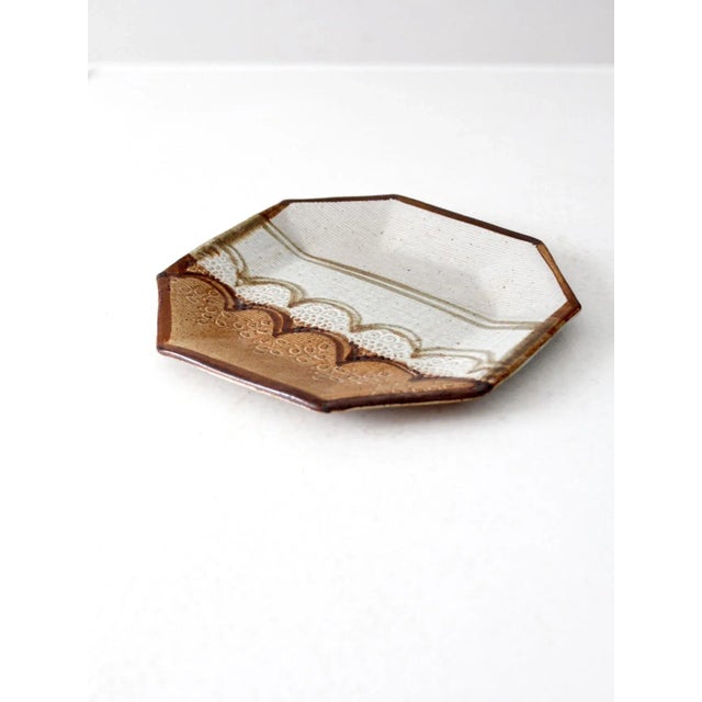 Contemporary Vintage Studio Pottery Plate by Laurie Sargent, 1982 For Sale - Image 3 of 7