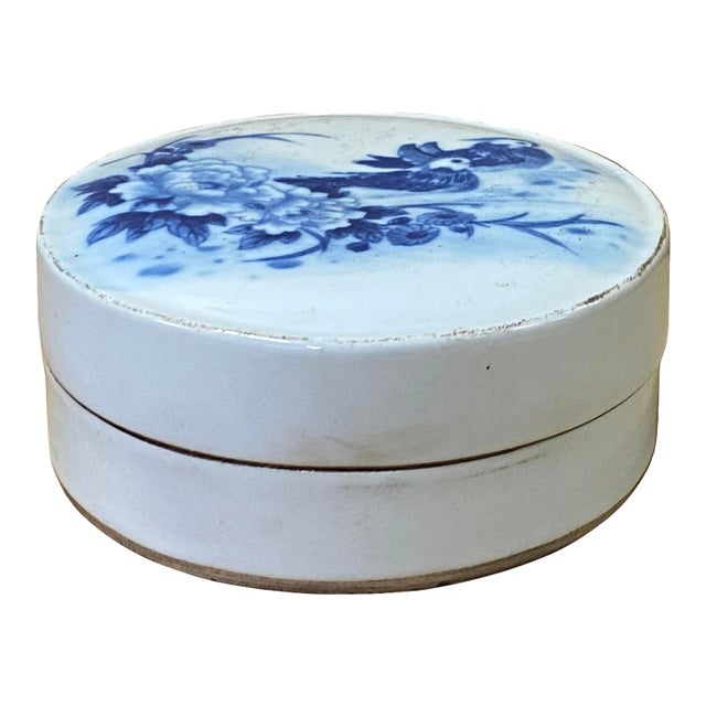 Chinese Blue White Porcelain Graphic Accent Round Box Display For Sale