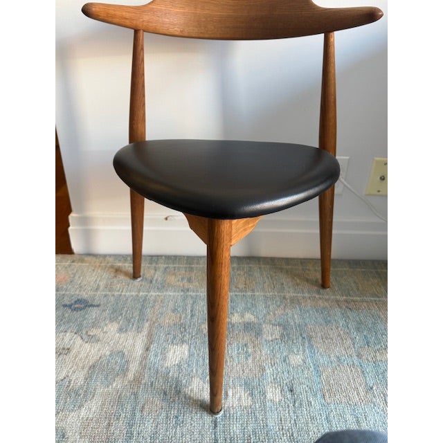 Mid-Century Modern 1950s Attributed to Hans J. Wegner Heart 3 Legged Chairs - 4 Black/4Cognac Leather Seats For Sale - Image 3 of 9