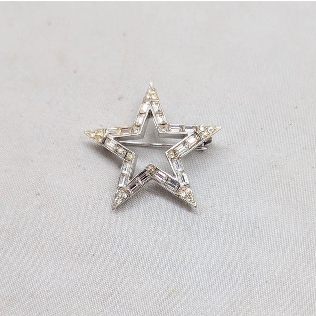 Vintage 1950s Signed Kramer of Ny Rhodium Plated Clear Rhinestone Star Brooch For Sale - Image 9 of 10