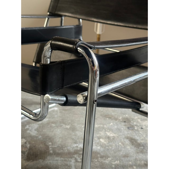 Wassily Armchairs in Black Leather by Marcel Breuer for Gavina, 1970s, Set of 2 For Sale - Image 6 of 15
