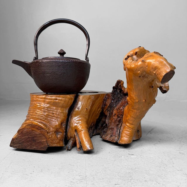 Decorative Japanese object in natural lacquered wood, dating from the 1960s–1970s. Dimensions: height approx. 21 cm, width...