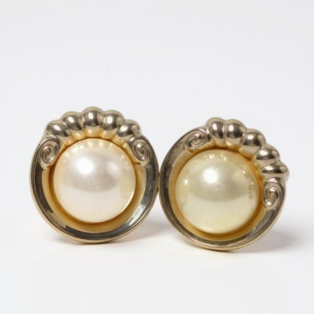 1990s 14k Yellow Gold Scroll Design Mabe Pearl Vintage Earrings For Sale - Image 5 of 10