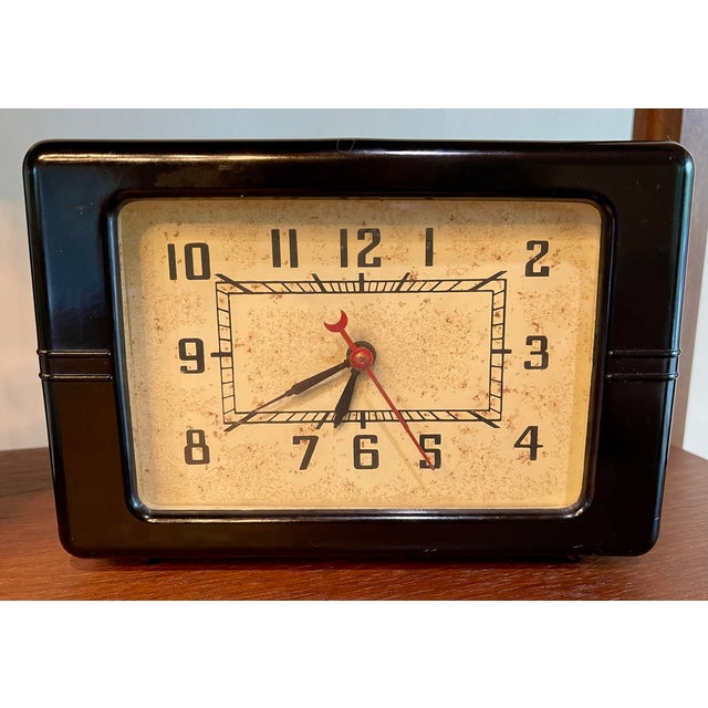 Lackner Clock Company 1930's Art Deco Bakelite Clock For Sale - Image 4 of 12
