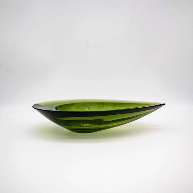 The green bowl was designed by Japanese artist Denji Takeuchi in 1963. The organic shape looks impressive thanks to the...