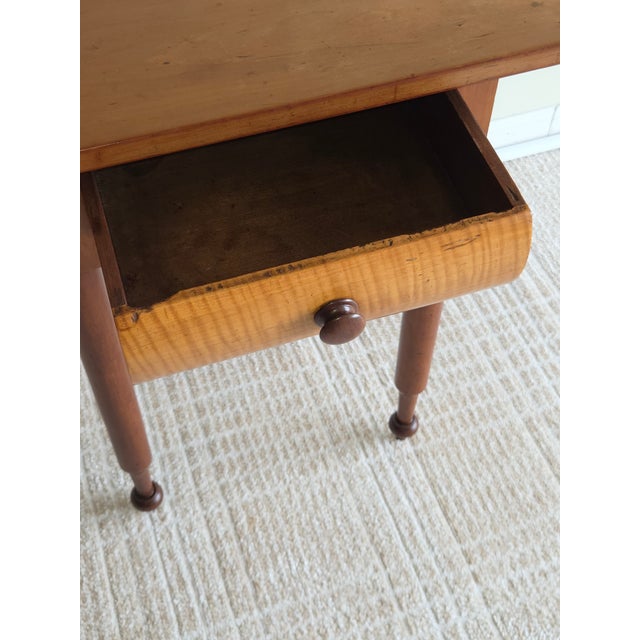 Mid 19th Century Federal Style Tiger Maple and Cherry One-Drawer Side Table, 19th Century For Sale - Image 5 of 8