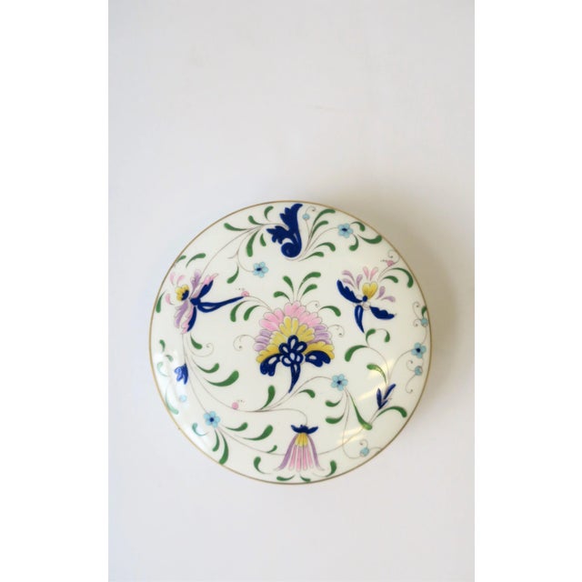 Coalport Porcelain English Blue and White Porcelain Round Jewelry or Trinket Box For Sale - Image 4 of 12