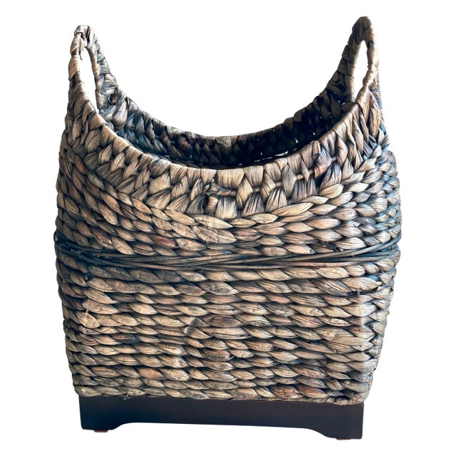 Late 20th-Century Rustic Chic Braided Seagrass Pedestal Floor Basket For Sale